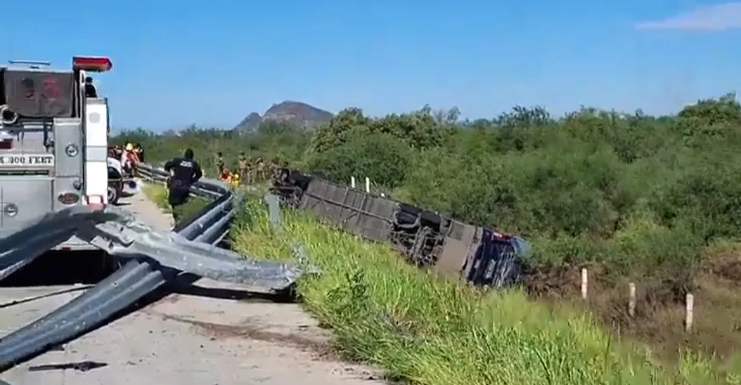 Tragedia en la carretera internacional: vuelca autobús al sur de Empalme; Hay 3 fallecidos y 8 Heridos Tragedia en la carretera internacional: vuelca autobús al sur de Empalme; Hay 3 fallecidos y 8 Heridos