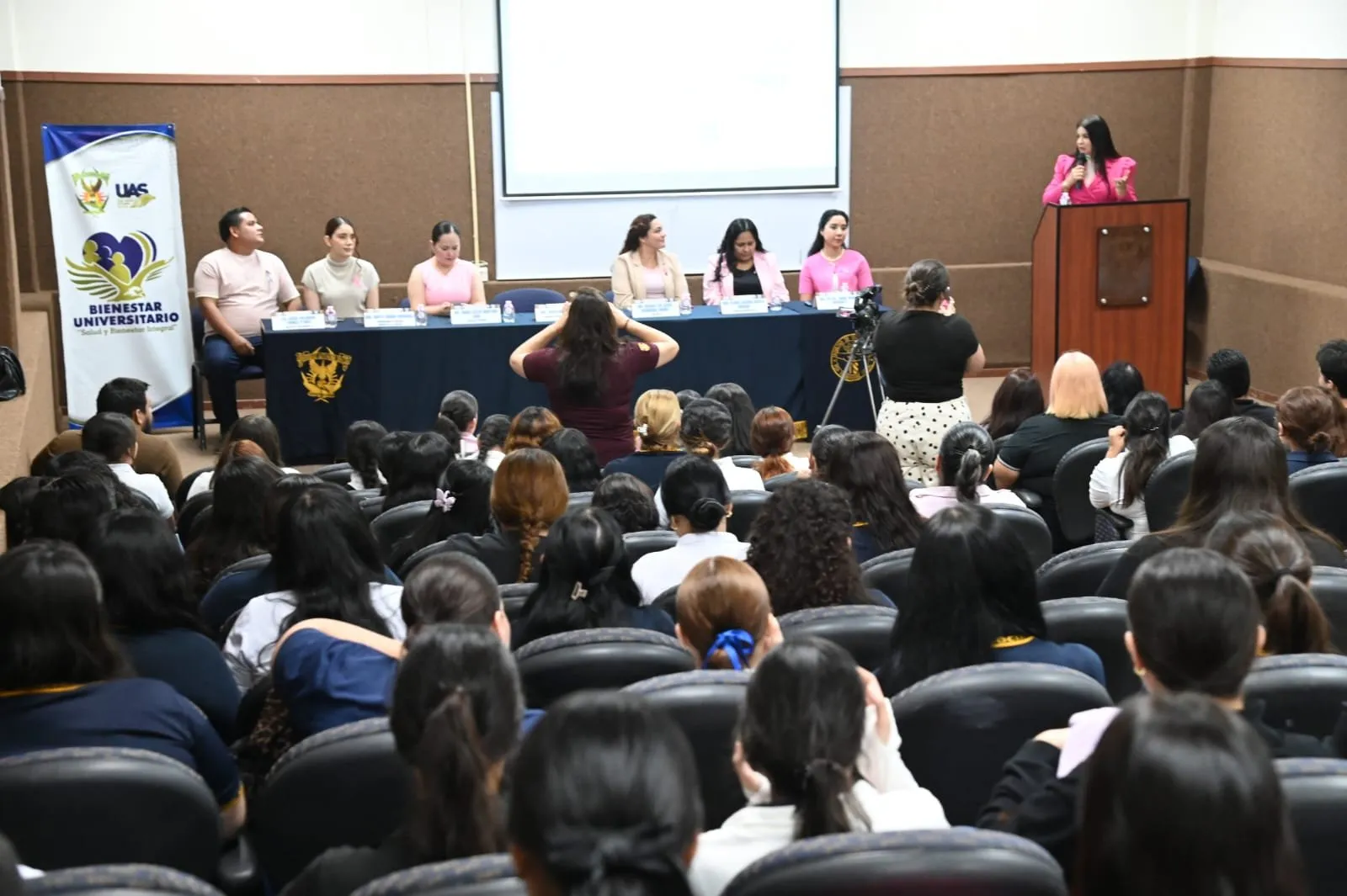 La Unidad de Bienestar Universitario y el Ayuntamiento de Culiacán concientizan a estudiantes de Trabajo Social sobre la prevención del cáncer de mama La Unidad de Bienestar Universitario y el Ayuntamiento de Culiacán concientizan a estudiantes de Trabajo Social sobre la prevención del cáncer de mama