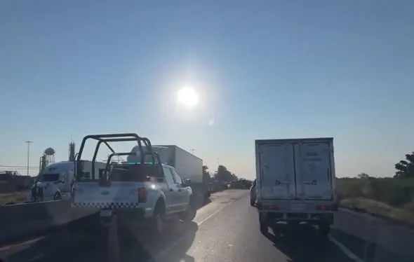 Choque y volcadura en la México 15, a la altura de La Costeña, deja un joven herido Choque y volcadura en la México 15, a la altura de La Costeña, deja un joven herido