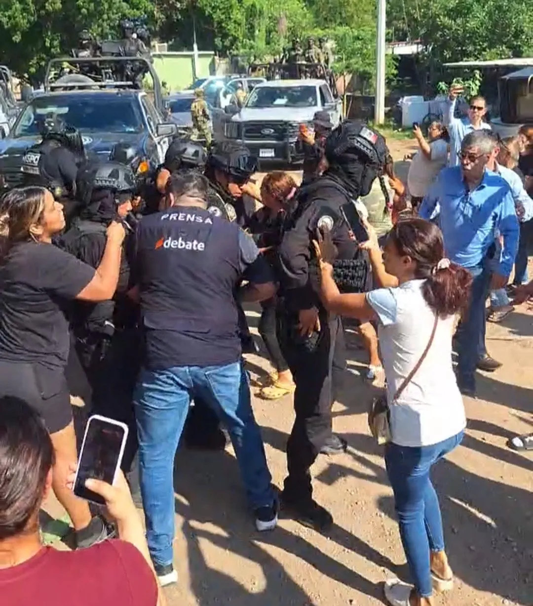 Los Harfuch agreden a reportero de EL DEBATE en operativo en Laguna Colorada Los Harfuch agreden a reportero de EL DEBATE en operativo en Laguna Colorada