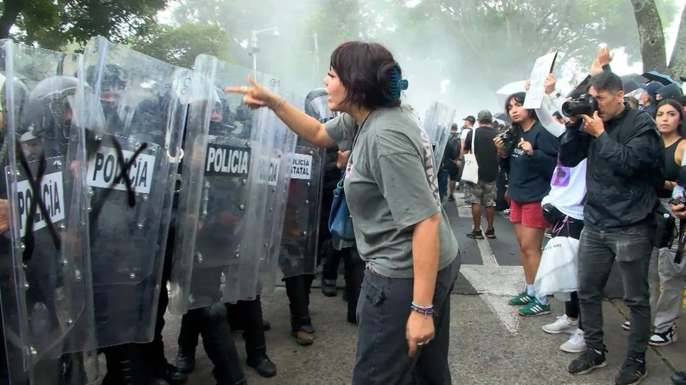 Bajo la lupa: Investigan a 17 policías en Jalisco por uso excesivo de la fuerza durante la marcha por agua limpia Bajo la lupa: Investigan a 17 policías en Jalisco por uso excesivo de la fuerza durante la marcha por agua limpia
