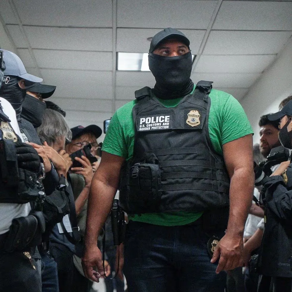 Revés judicial para California: Corte falla a favor de ICE y sus agentes podrán operar con el rostro cubierto y sin identificarse Revés judicial para California: Corte falla a favor de ICE y sus agentes podrán operar con el rostro cubierto y sin identificarse