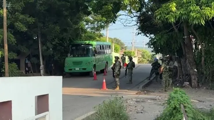 Terror en el sur de Sinaloa: Atacan a balazos autobús con estudiantes en la carretera en Escuinapa Terror en el sur de Sinaloa: Atacan a balazos autobús con estudiantes en la carretera en Escuinapa