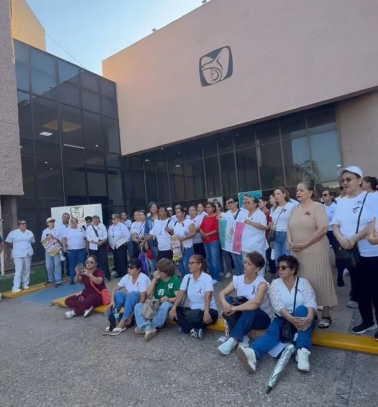 Se manifiestan trabajadores del IMSS en los mochis; exigen insumos y respeto a sus derechos laborales Se manifiestan trabajadores del IMSS en los mochis; exigen insumos y respeto a sus derechos laborales