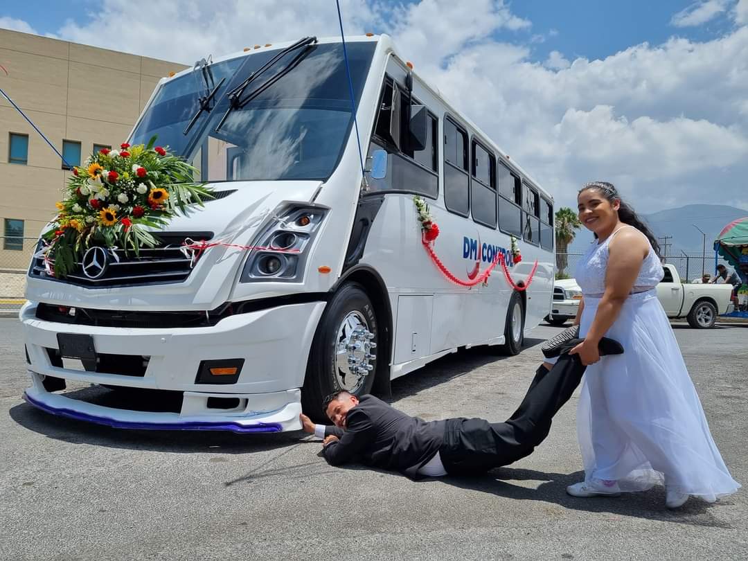 FOTOS: Pareja llega con todo y camión a su boda en Saltillo, Coahuila