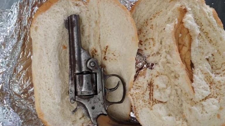 Redes sociales ‘ reviven’ el caso del hombre que ocultó una pistola en una torta