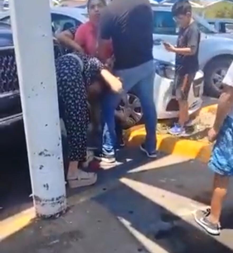 VIDEO: Descubre a su esposo con la amante en el estaciomiento de supermercado
