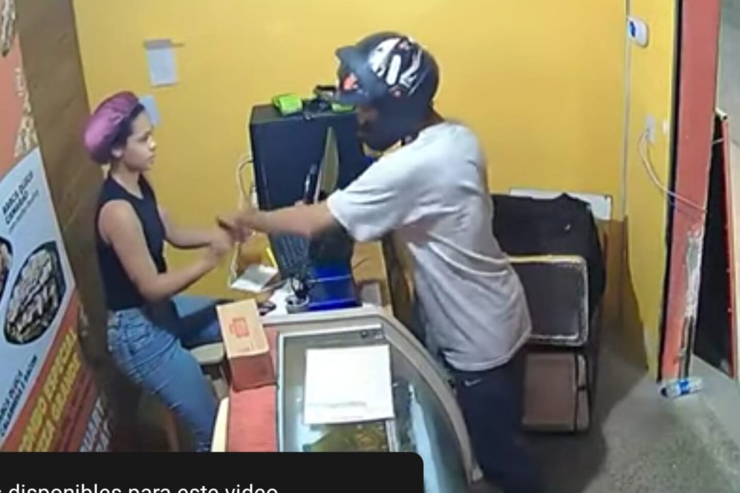 VIDEO: Asaltante devuelve celular a su víctima porque aún lo debía
