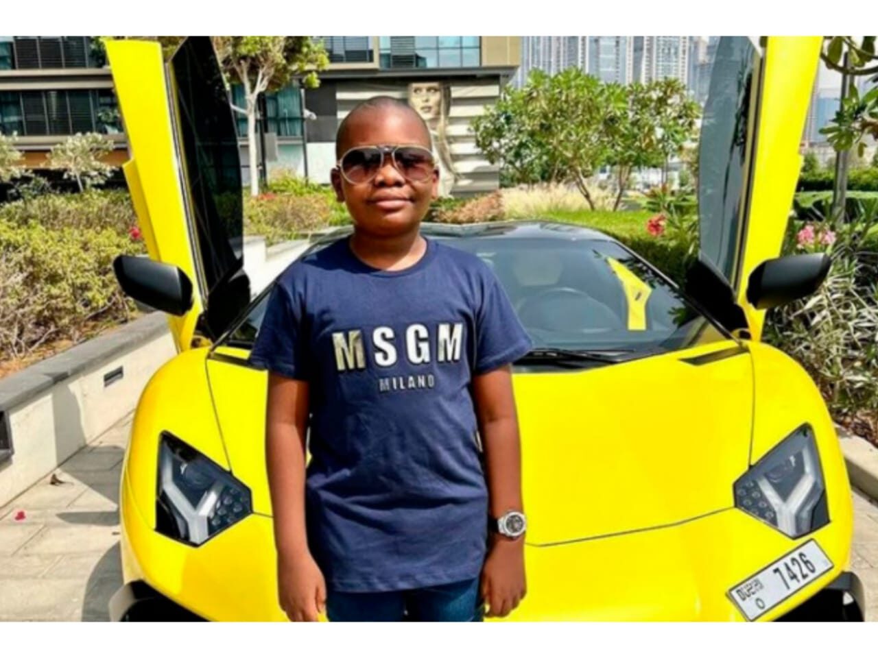 Mompha Jr, niño nigeriano de 10 años que ya tiene colección de autos de lujo