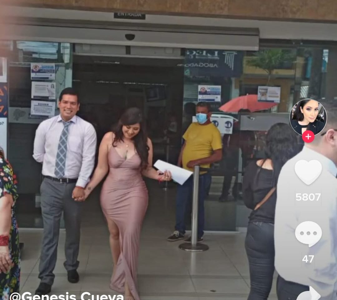 Amigos se casan tras no encontrar pareja en 10 años; Hicieron una promesa en su adolescencia