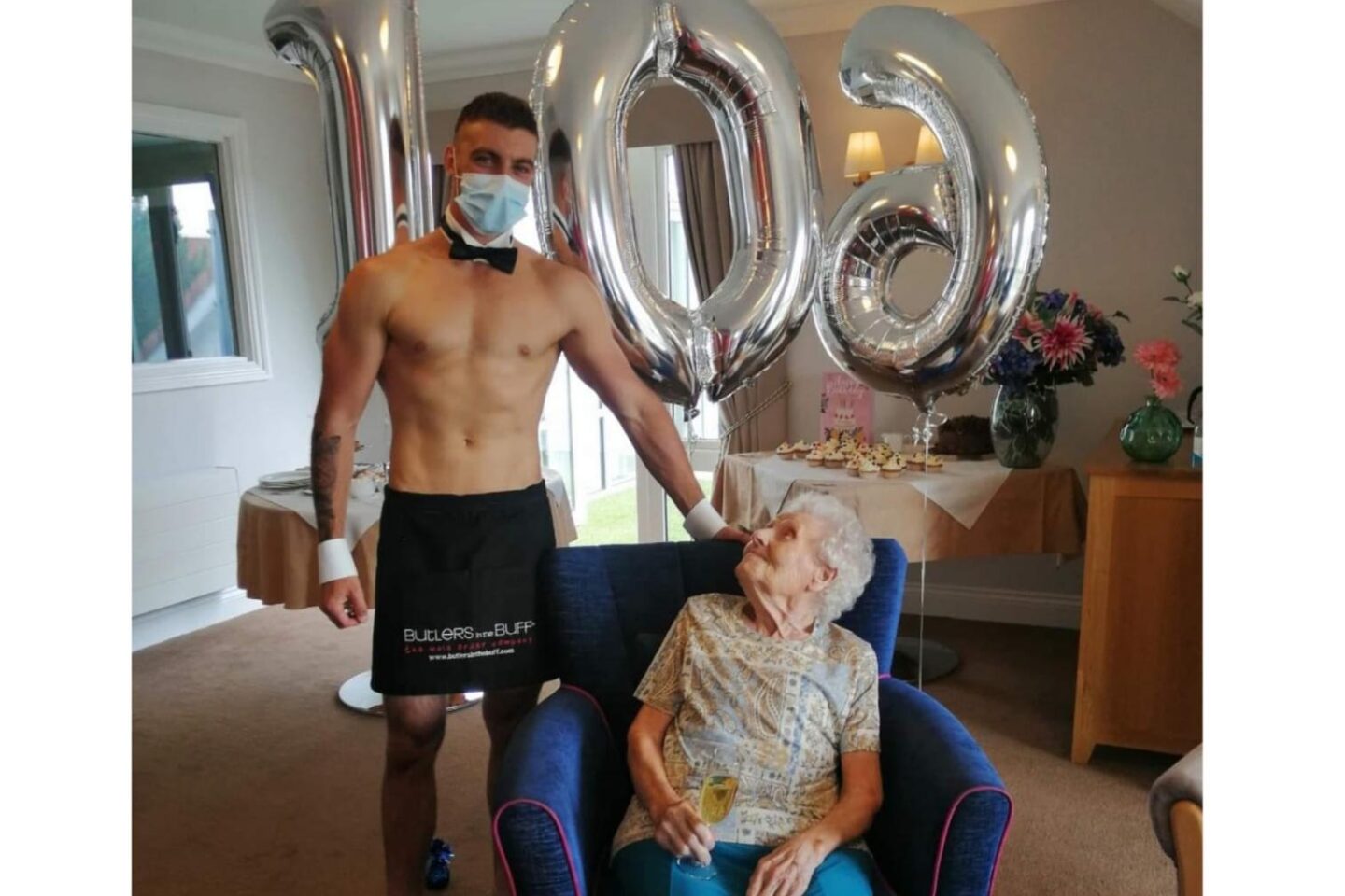 Mujer de 106 años celebra su cumpleaños con stripper en Reino Unido