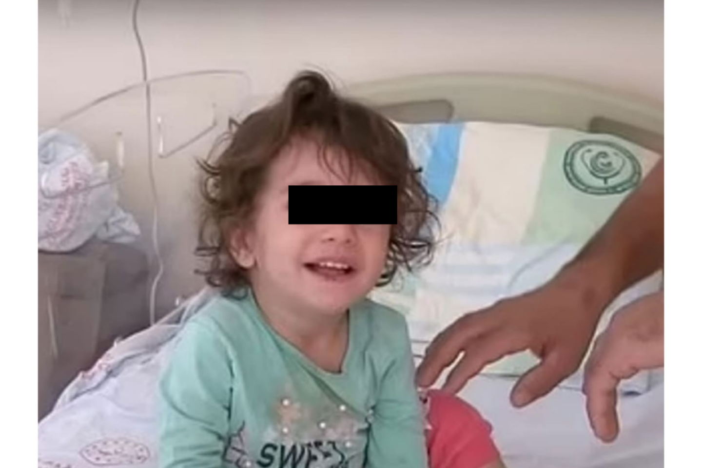 Pequeña de 2 años es agredida por una serpiente; Ella se defiende y la mata a mordidas