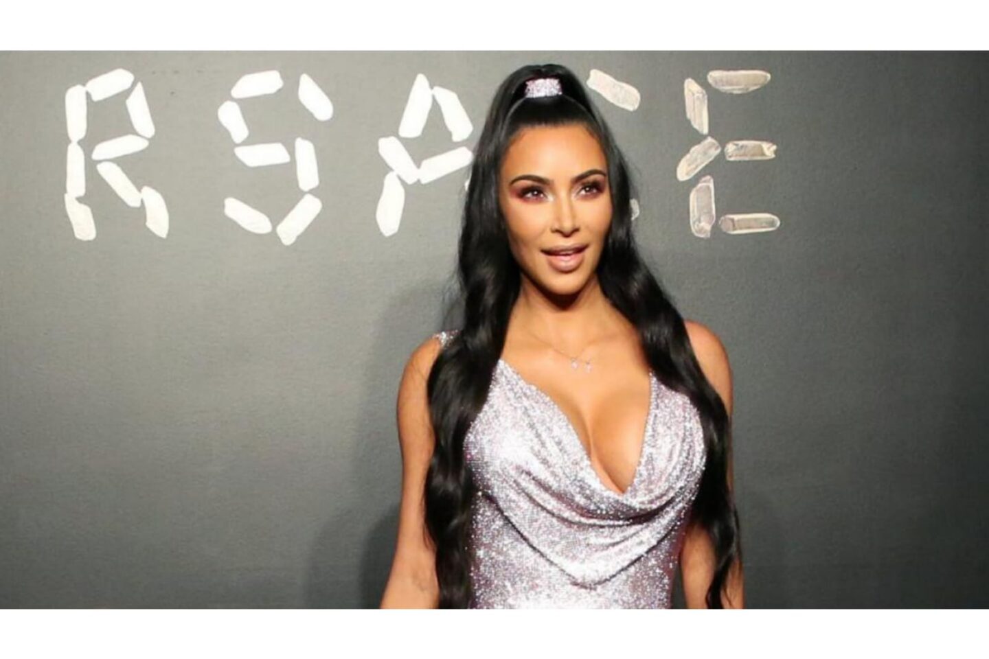 Kim Kardashian ama los looks atravidos con transparencias