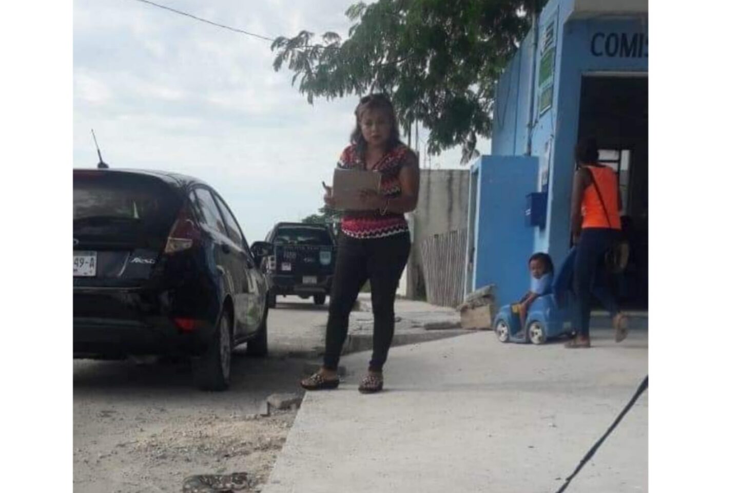 Boa se enreda en los pies de una mujer mientras rezaba en México