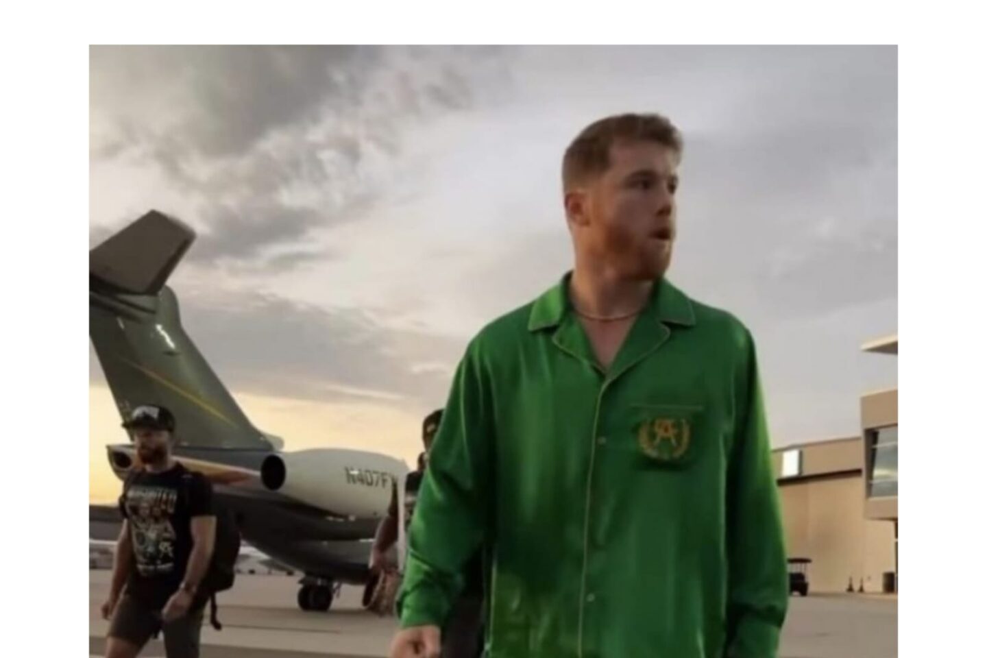 Cuánto cuesta el lujoso traje Dolce & Gabbana con el que llegó El Canelo a Las Vegas