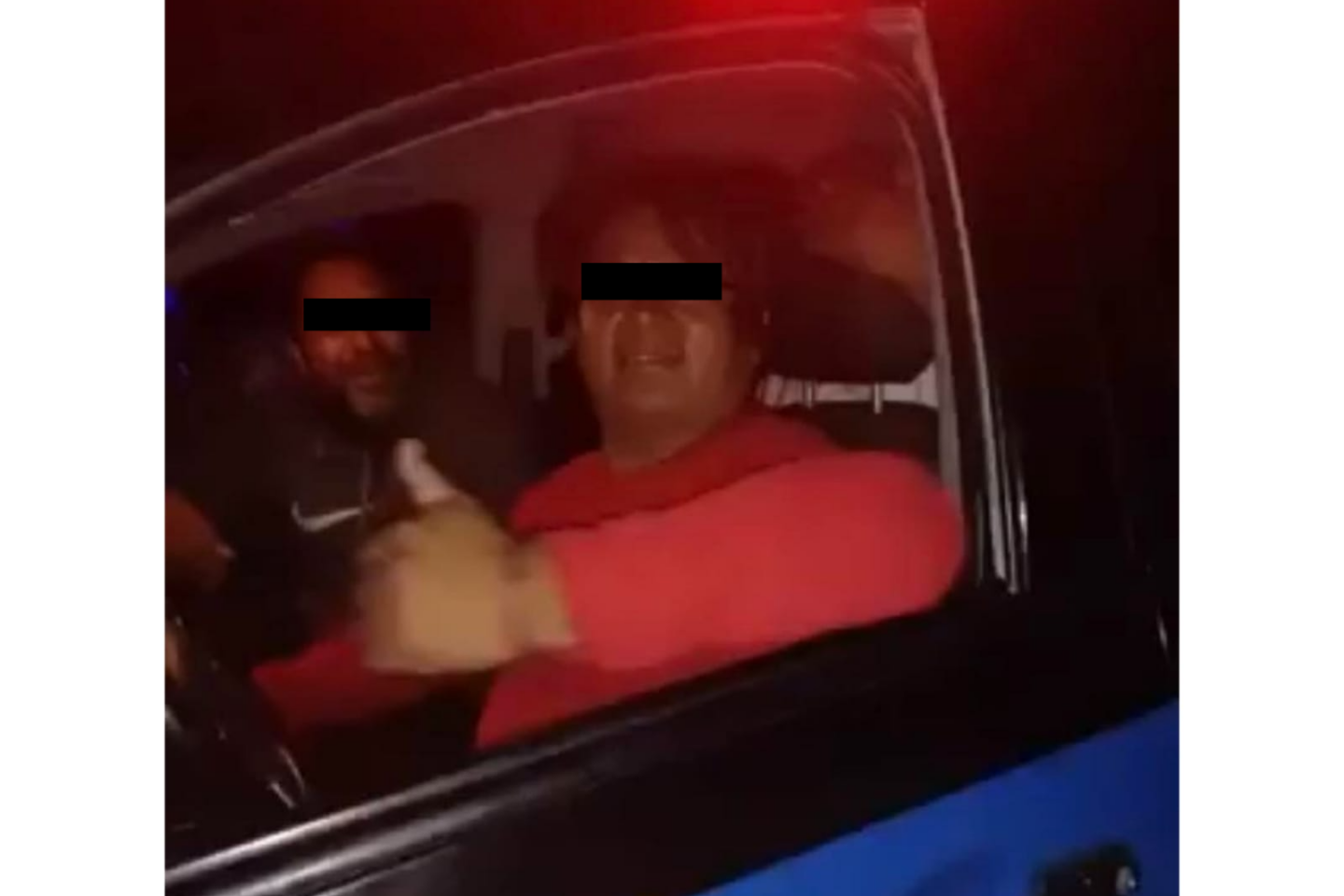 ¡Una noche de copas, una noche loca! Hombres borrachos roban una patrulla de la Policía Municipal