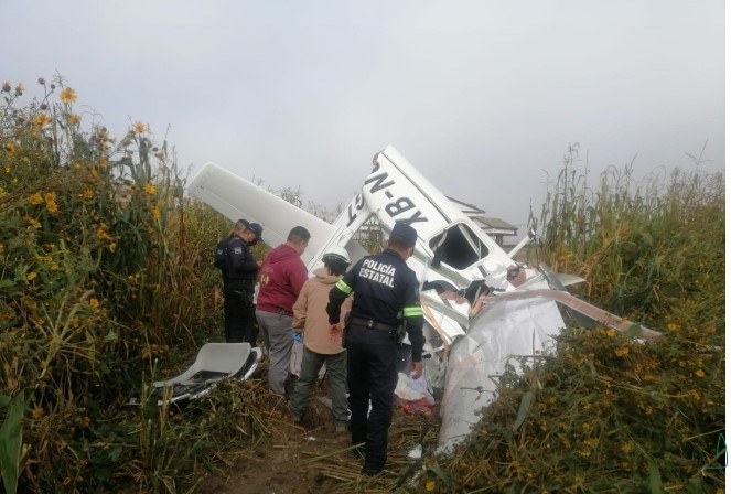 Se desploma aeronave de la Escuela de Aviación de Toluca, a metros del aeropuerto.