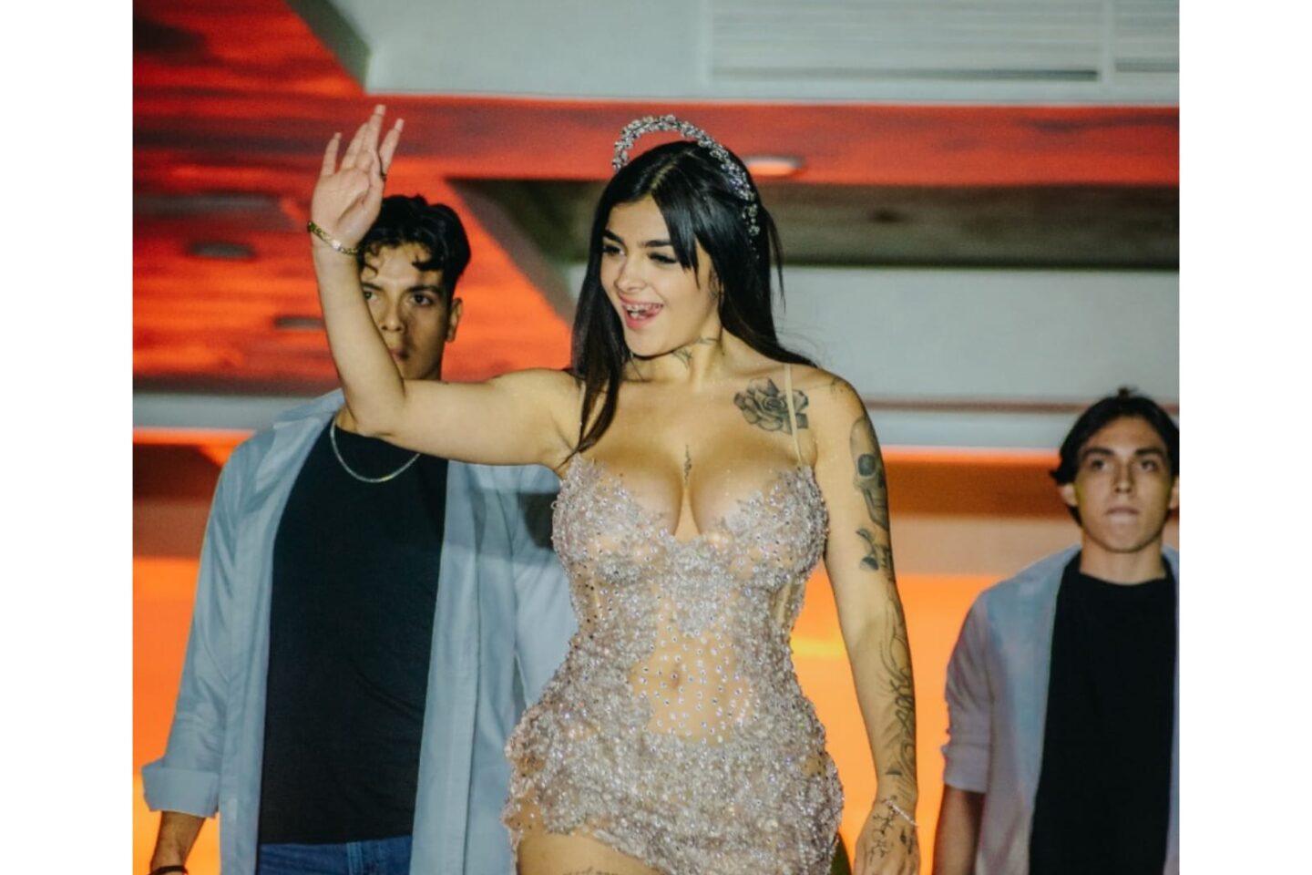 La influencer Karely Ruiz desfila en mini vestido en Veracruz