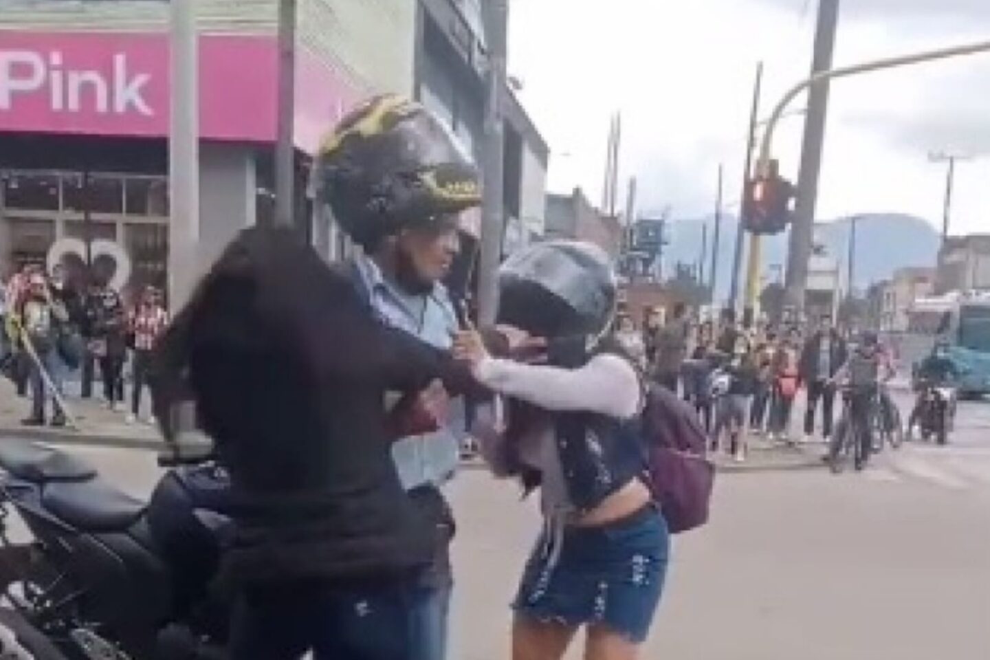 VIDEO: Le regala una motocicleta a su esposo y lo soprende paseando a la amante
