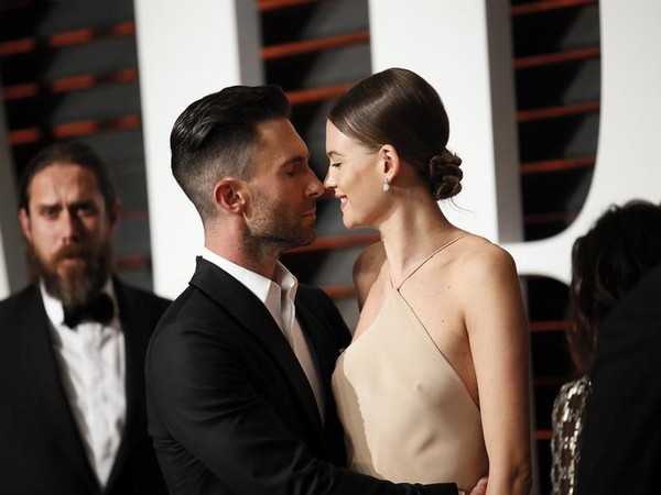 Behati Prinsloo regresa a Instagram en medio de acusaciones contra Adam Levine acerca de una infidelidad.