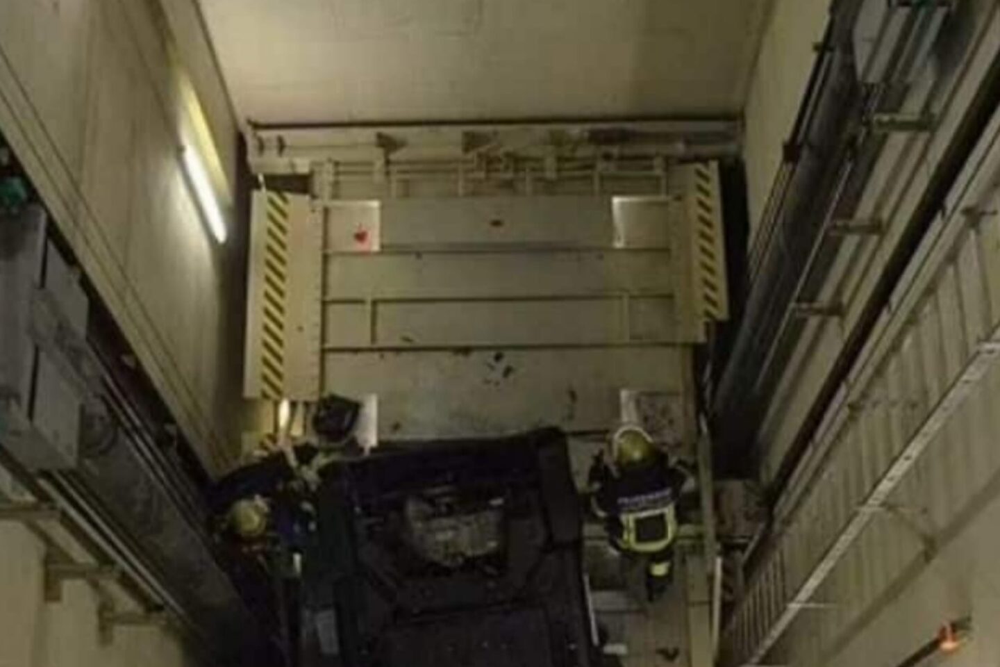 Mujer confunde elevador con sitio de estacionamiento y cae desde una altura de 11 metros