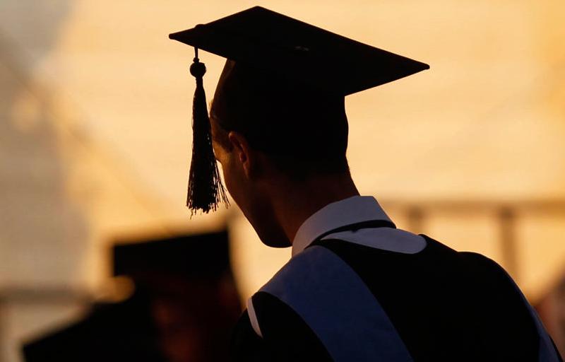 Profesor se quita sus zapatos y se los da a su estudiante para que lo dejaran graduar