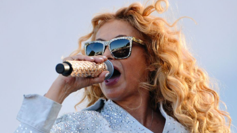 Difunden fotos de Paulina Rubio en la playa ¡Bastante comprometedoras!