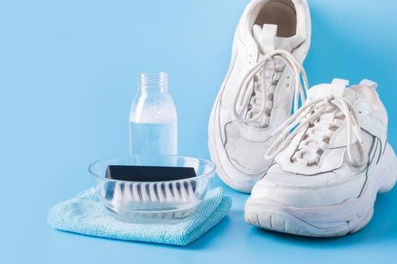 La recomendación de los expertos es que intentes limpiar tus tenis al menos cada 2 semanas o simplemente cuando empiecen a lucir sucios