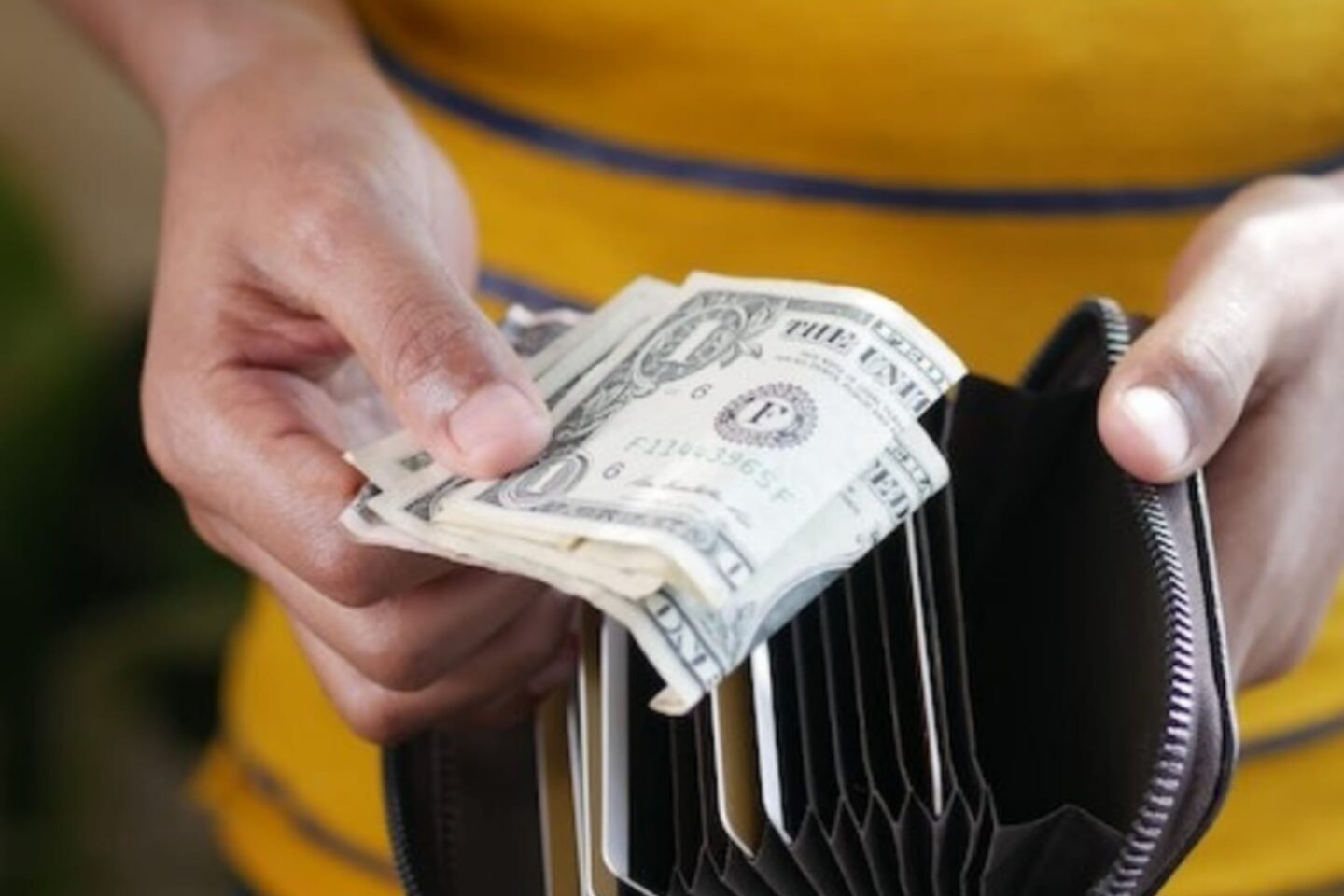 Las razones para traer un dólar de 1 en tu cartera, según Mhoni Vidente