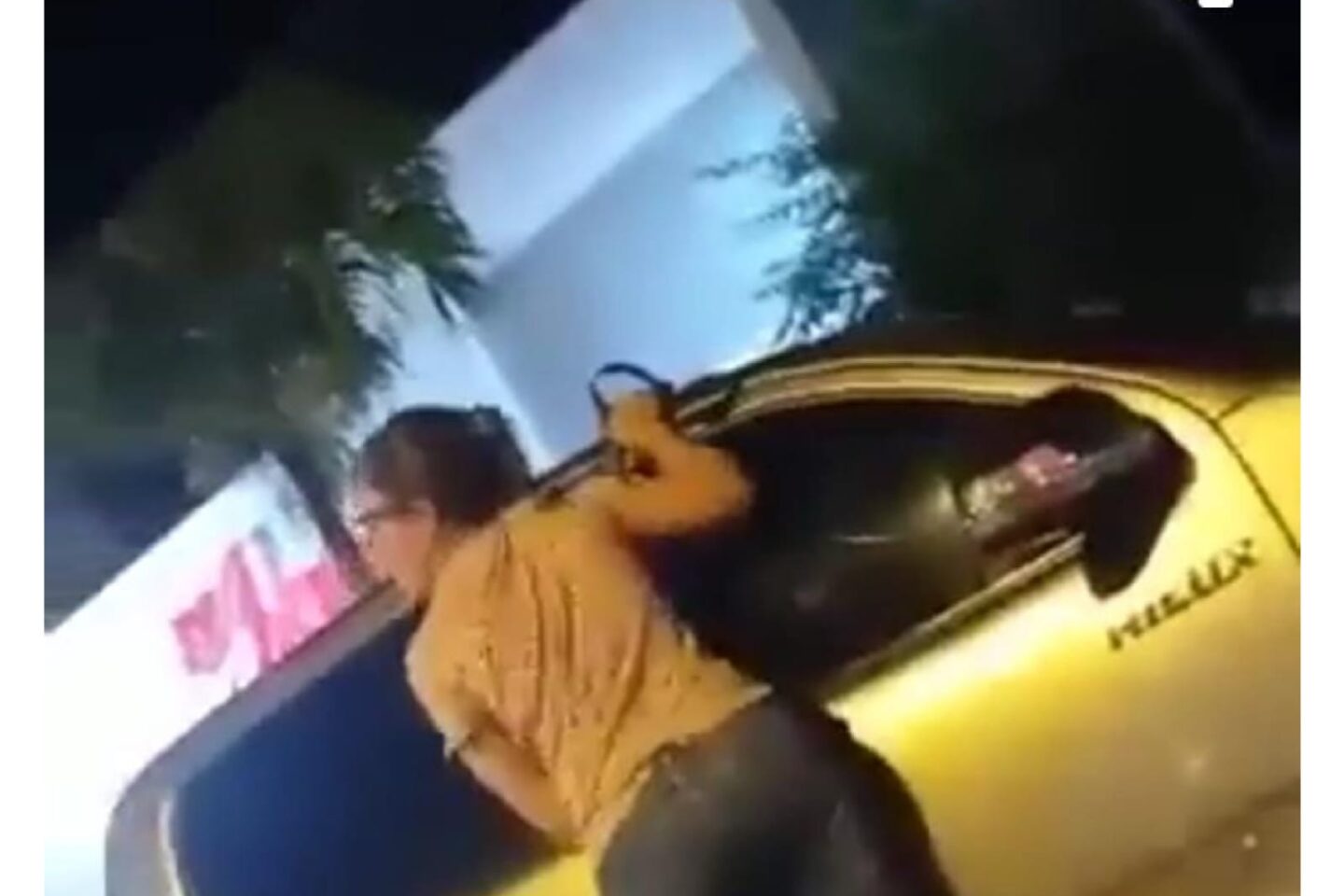 VIDEO: Descubre a su marido con su amante dentro de una camioneta y se cuelga de esta