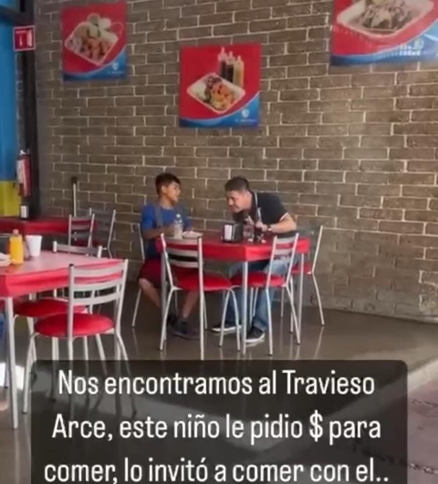 Captan a  Jorge ‘El Travieso’ Arce cuando invita a niño de la calle a comer tacos de camarón