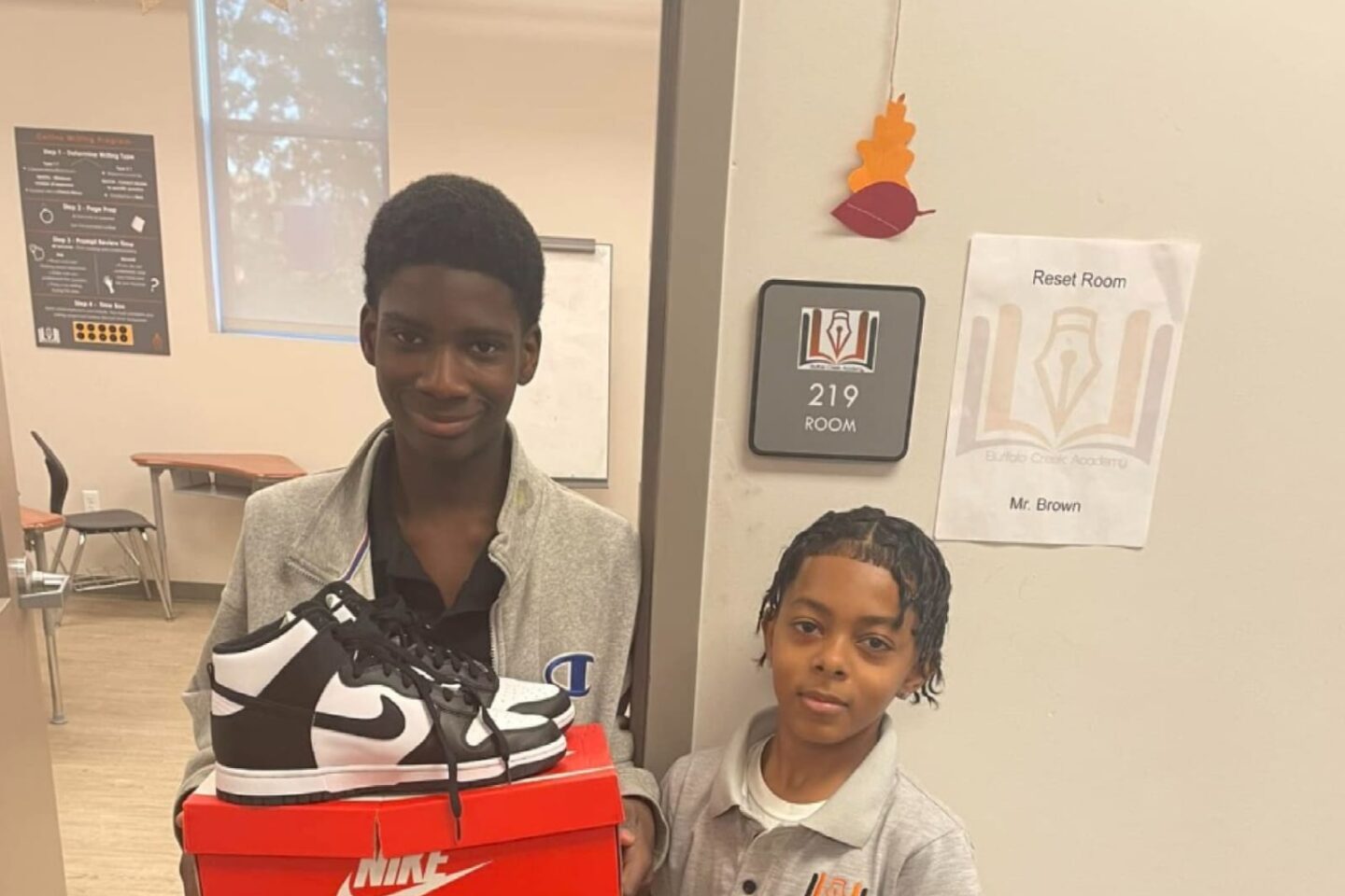 Se reían de un niño por usar tenis viejos, hasta que un compañero gasta todos sus ahorros para regalarle unos nuevos