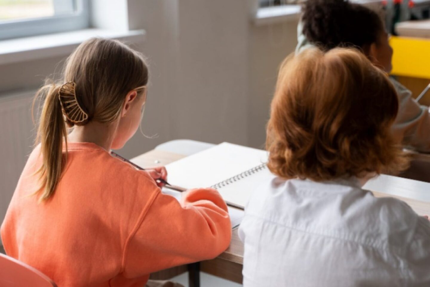 Profesora de kínder arrastra a una alumna por todo el salón de clases, denuncian padres de familia