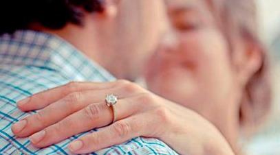 Hombre muere sin poder recoger el anillo de compromiso; joyería lo entrega a la novia