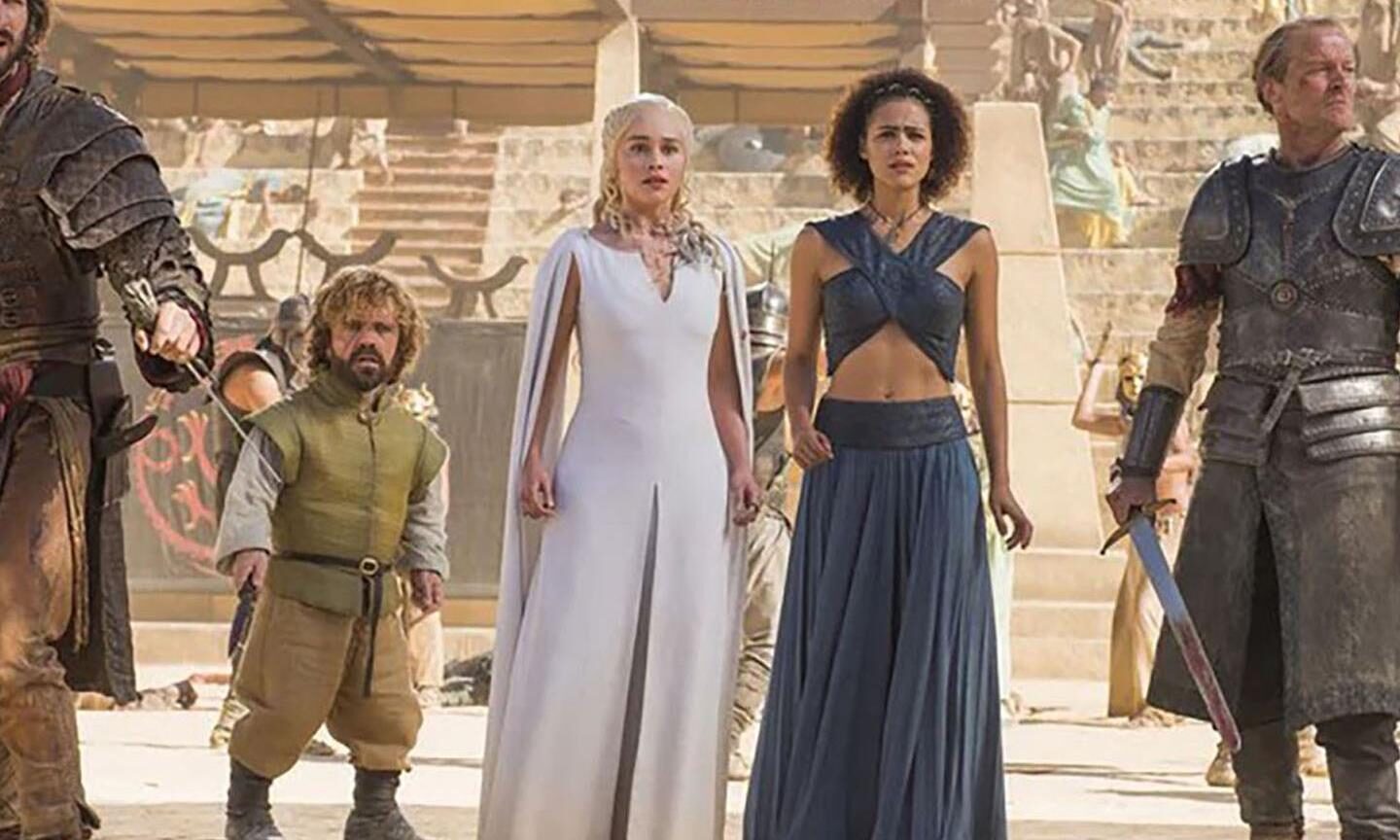 Anuncian el inesperado fallecimiento de un actor de ‘Game of Thrones’Un miembro del elenco de Game of Thrones falleció en su casa el pasado
lunes 21 de noviembre; aquí todos los detalles sobre su decesoWilko Johnson, músico
conocido por haber sido miembro de la banda Dr. Feelgood, así como por su
trabajo como actor en Game of Thrones, ha fallecido. El artista,
que ha muerto los 75 años, interpretó en la serie de HBO a Ser Ilyn Payne.La noticia se ha confirmado a través de la cuenta de Twitter del propio
Johnson. El músico e interprete dio vida a Payne, el silencioso verdugo oficial
de Desembarco del Rey conocido como ‘La Justicia del Rey’ que sirvió a los
reyes Robert I Baratheon y Joffrey I Baratheon. Esta fue su única incursión en
la actuación, donde participó en un total de cuatro episodios en las temporadas
1 y 2 de la serie basada en los libros de George R.R. Martin.No se ha revelado la causa de la muerte, pero cabe destacar que Johnson
padeció cáncer. En 2013 le diagnosticaron un cáncer de páncreas en etapa
avanzada, aunque en 2014 se recuperó después de someterse a una operación en la
que le extirparon el páncreas, el bazo y parte del estómago y el intestino.