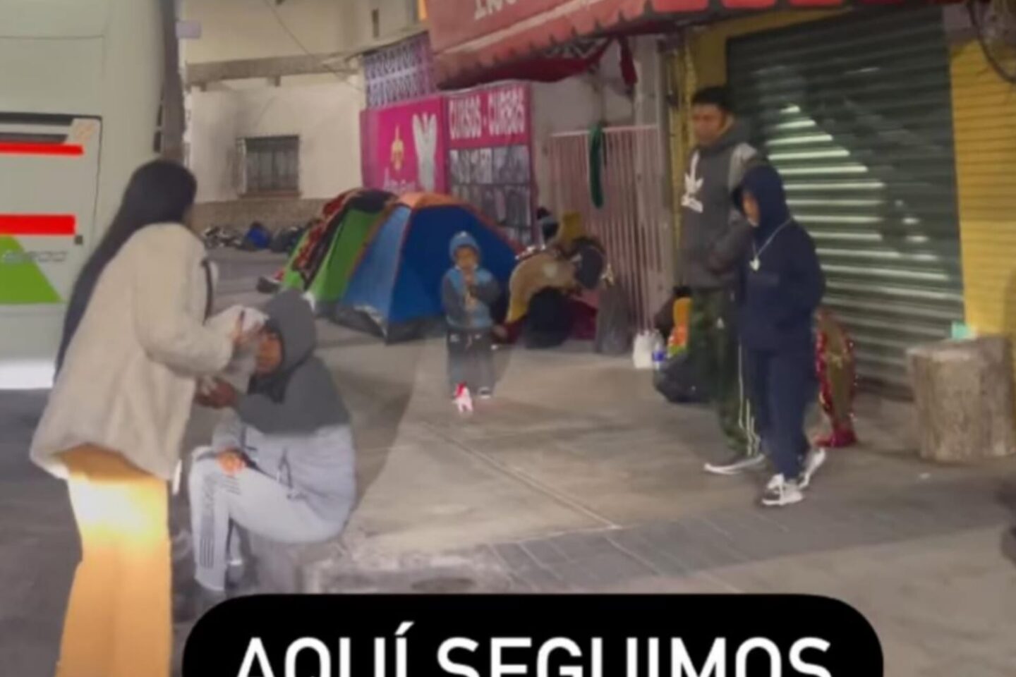La influencer Gomita lleva tortas a los peregrinos que fueron a celebrar a la Virgen de Guadalupe