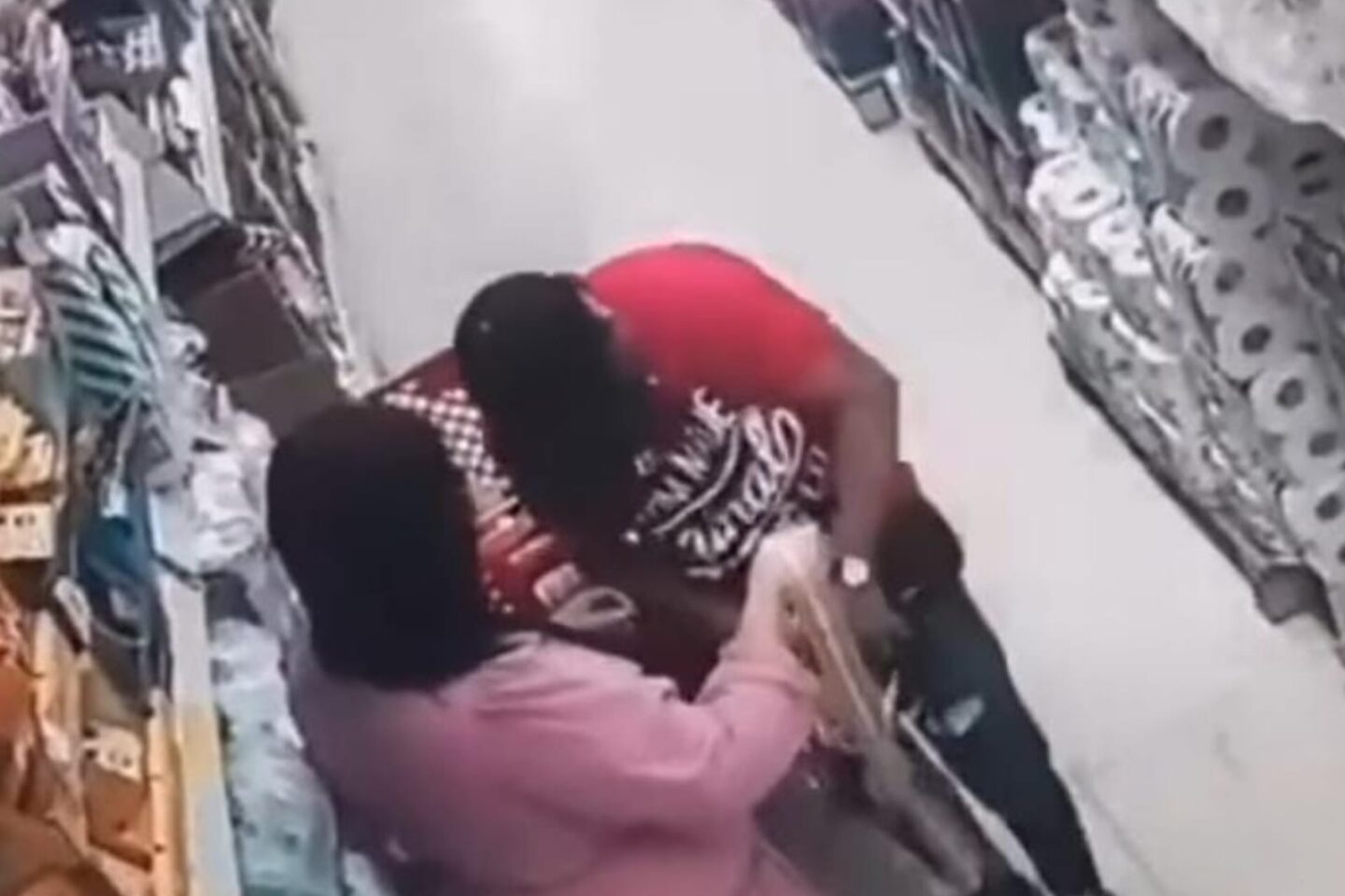 A punta de pistola dentro de un supermercado asaltaron a dos persona; Todo quedó grabado