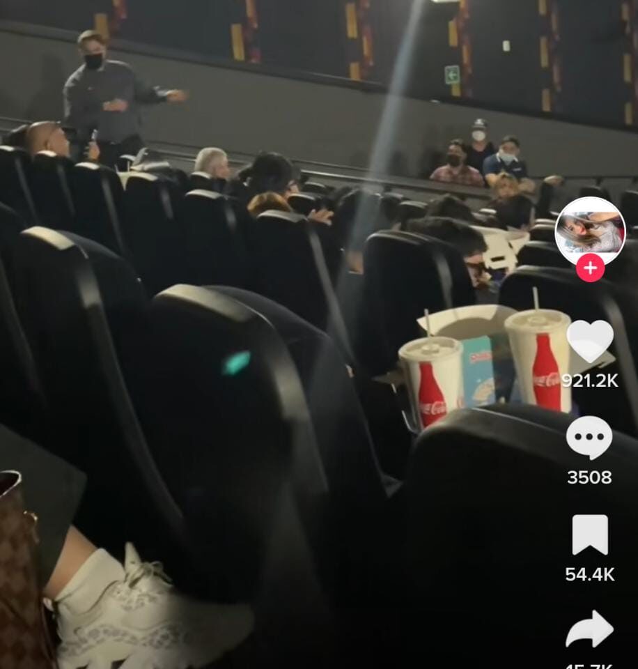 Cachan a pareja en plena faena íntima durante función de Avatar