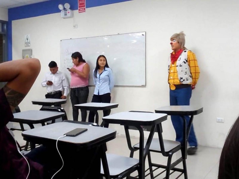 “Soy payasito ahora, pero muy pronto un excelente abogado” Raúl Rivera, orgulloso de su trajo