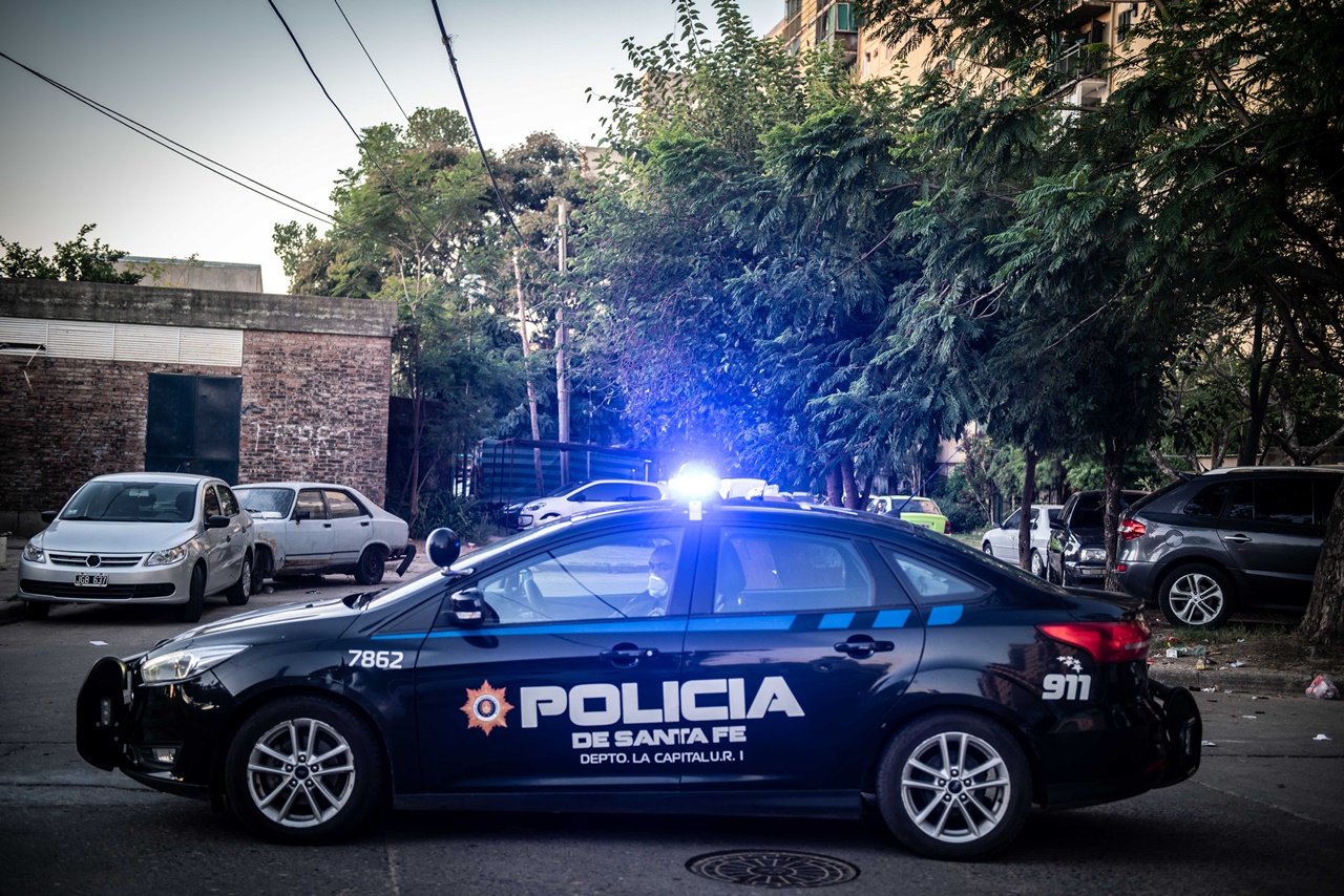 Detienen a un hombre que asaltaba con palos de escoba