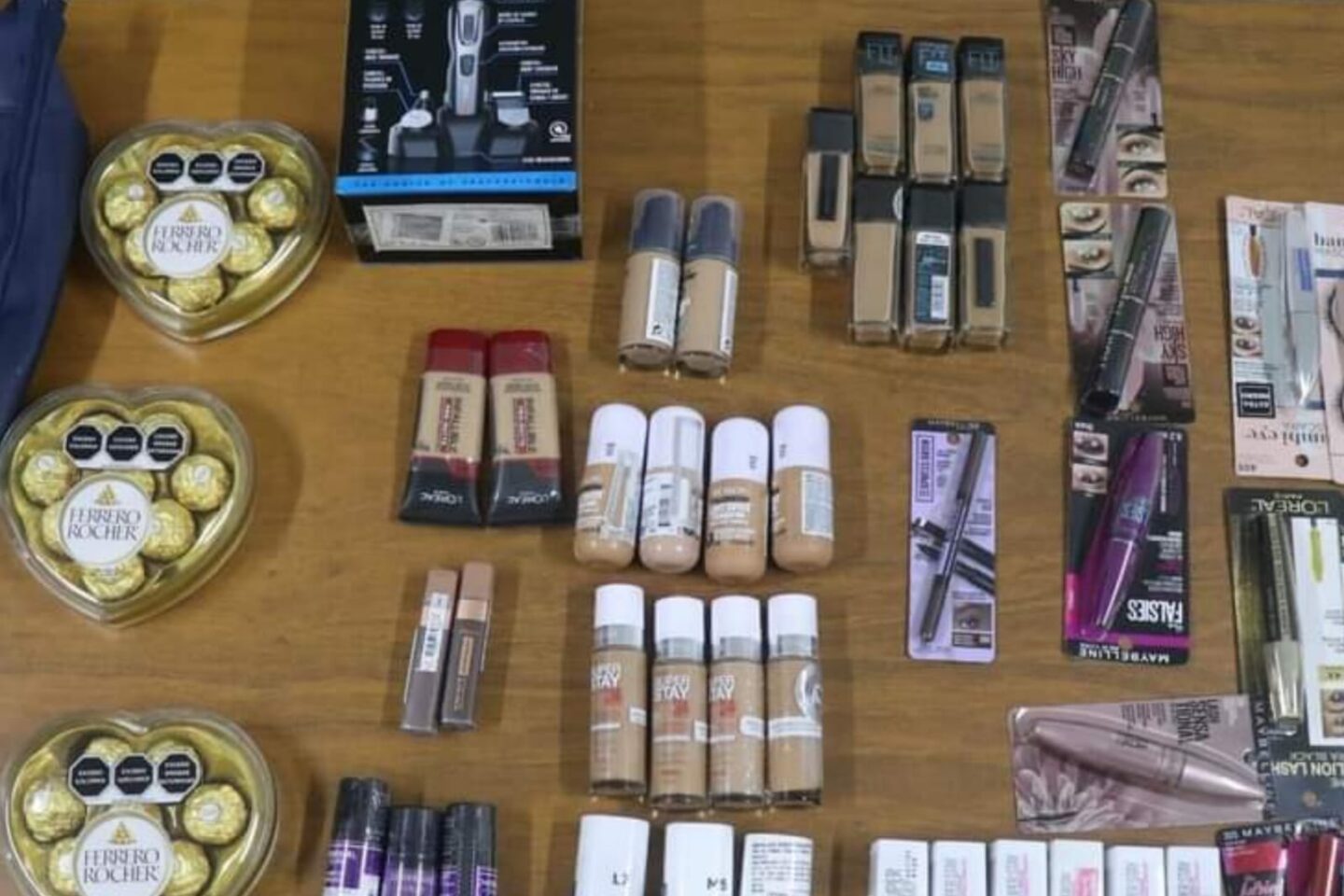 Les arruinan San Valentín; Detienen a pareja con chocolates y diversos artículos en supermercado