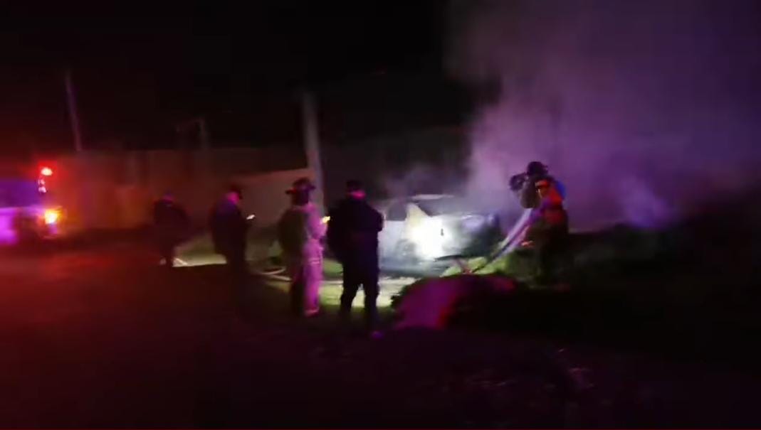 Rescatan a conductor tras incendiarse su vehículo sobre la carretera Los Mochis-El Fuerte