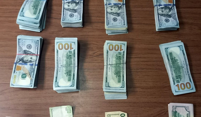 Detienen a conductor con más de 1 millón de pesos en Tecate, Baja California