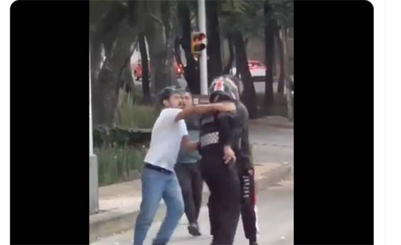 Asaltantes intentan someter a policía en la CIudad de México (VIDEO)