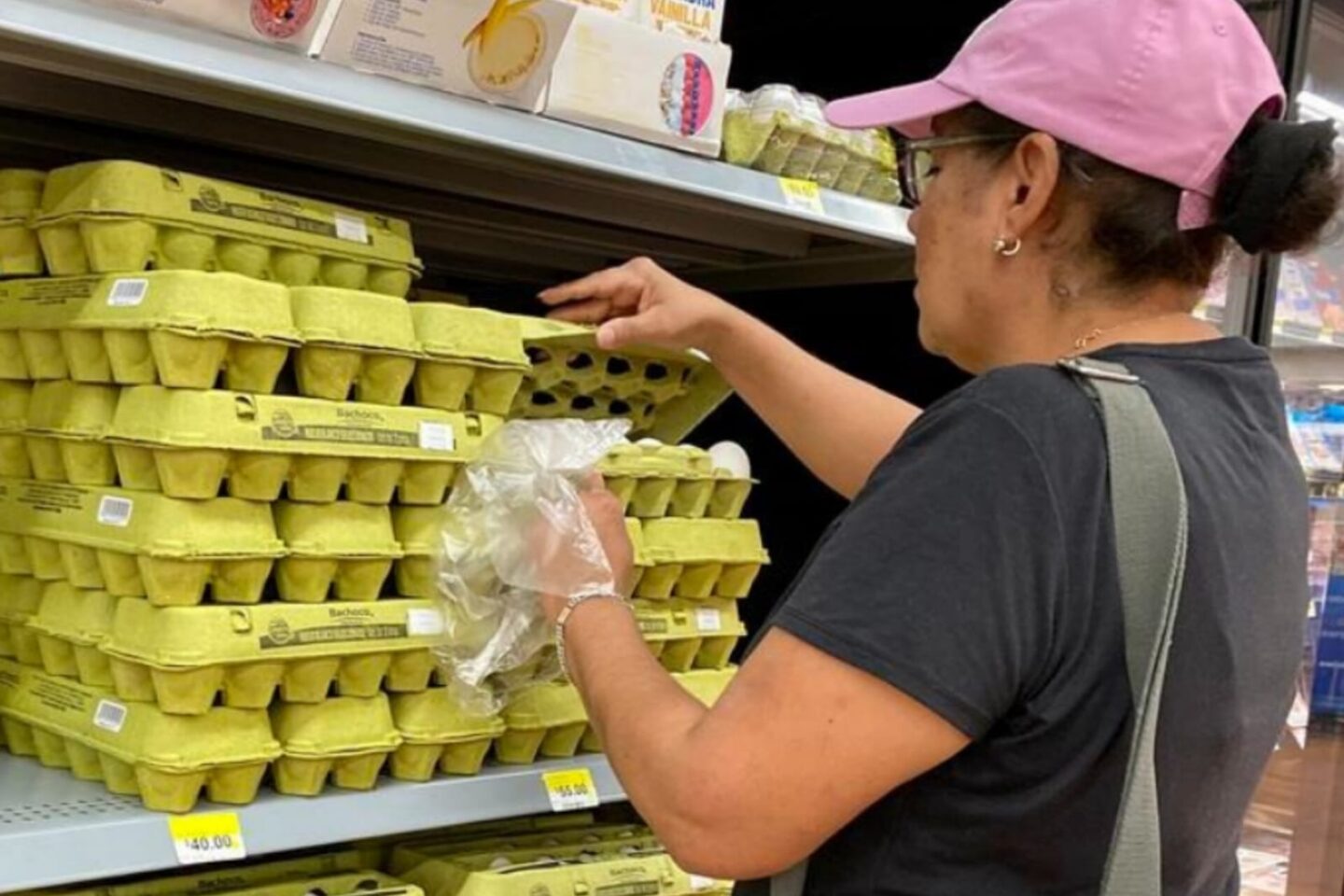 ¿Dónde se deben guardar los huevos, fuera o dentro del refrigerador?