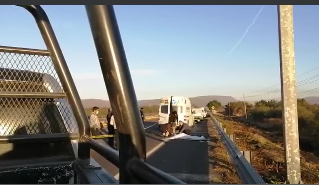 Asesinan y abandonan a una mujer sobre la carretera México 15, en Sinaloa