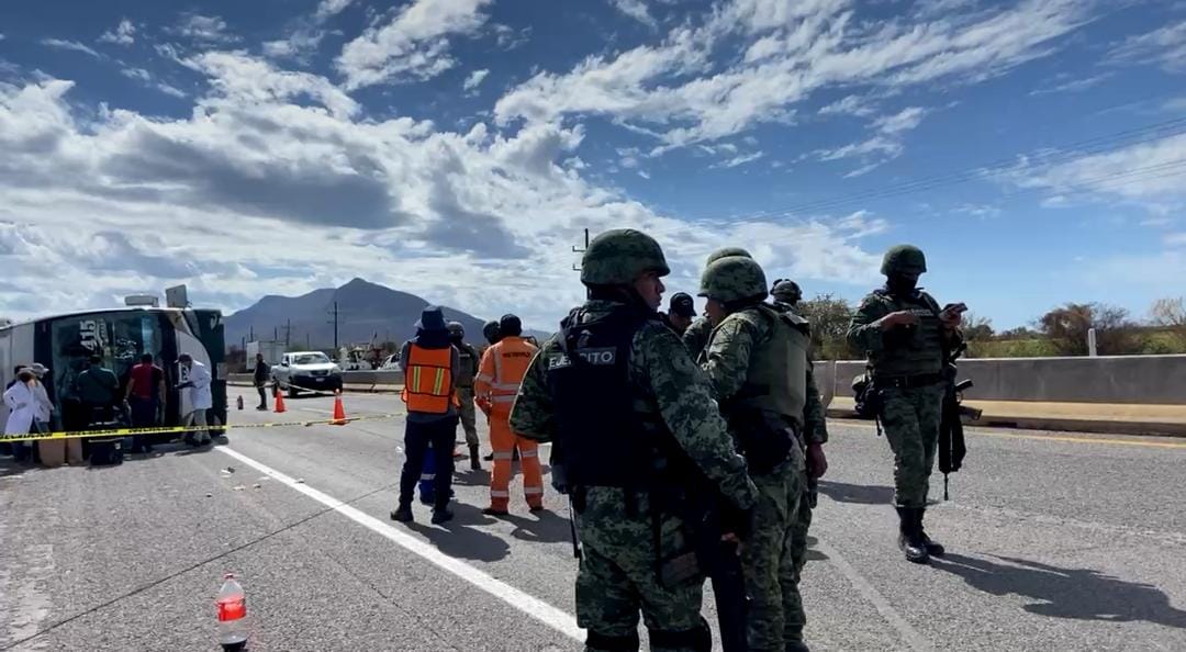 Camionazo sobre La Costera en Sinaloa; Una mujer falleció y 14 pasajeros resultaron heridos