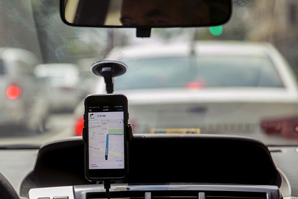 Mujer se lanza de taxi en movimiento, porque el chofer cambiaría de ruta