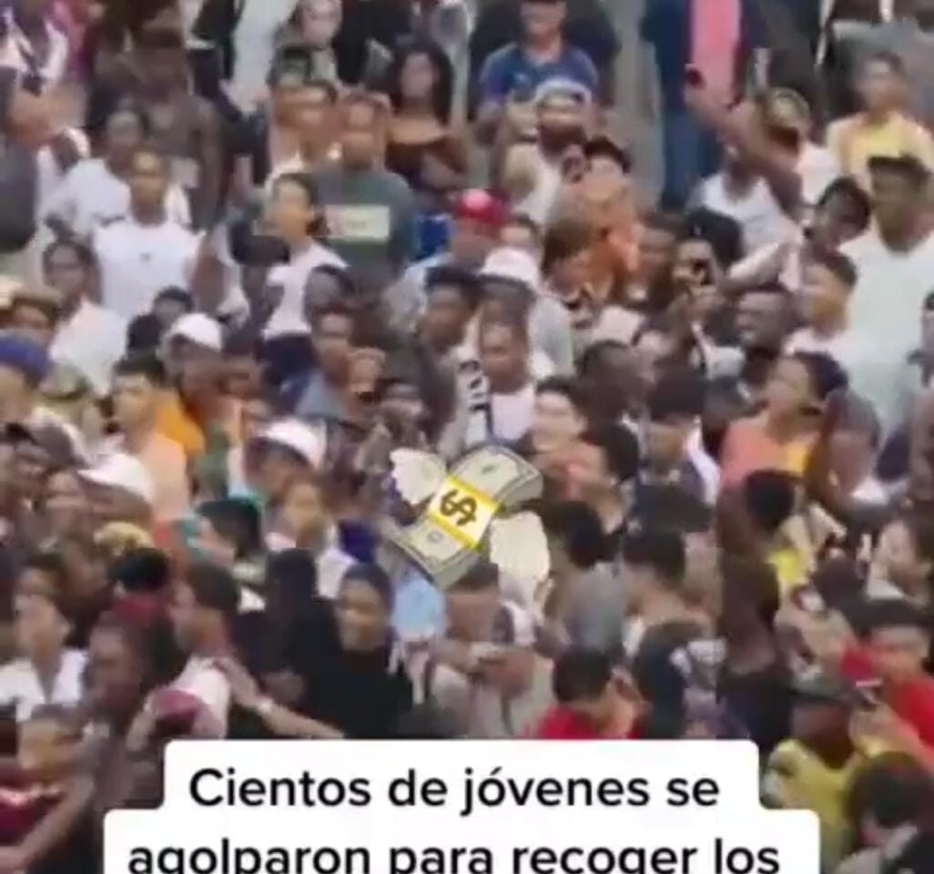 VIDEO: Lluvia de dólares provoca sorpresa y también una estampida