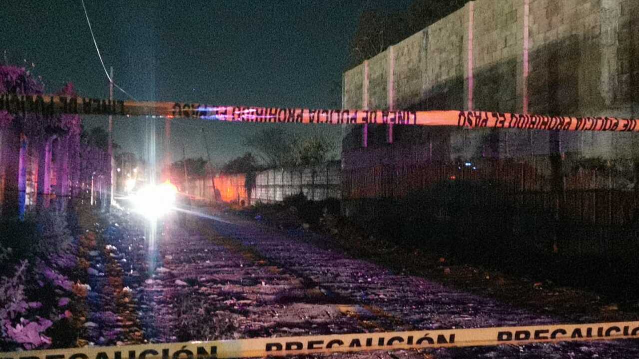 Hallan a joven asesinado y junto a él un gallo de pelea muerto en Culiacán, Sinaloa